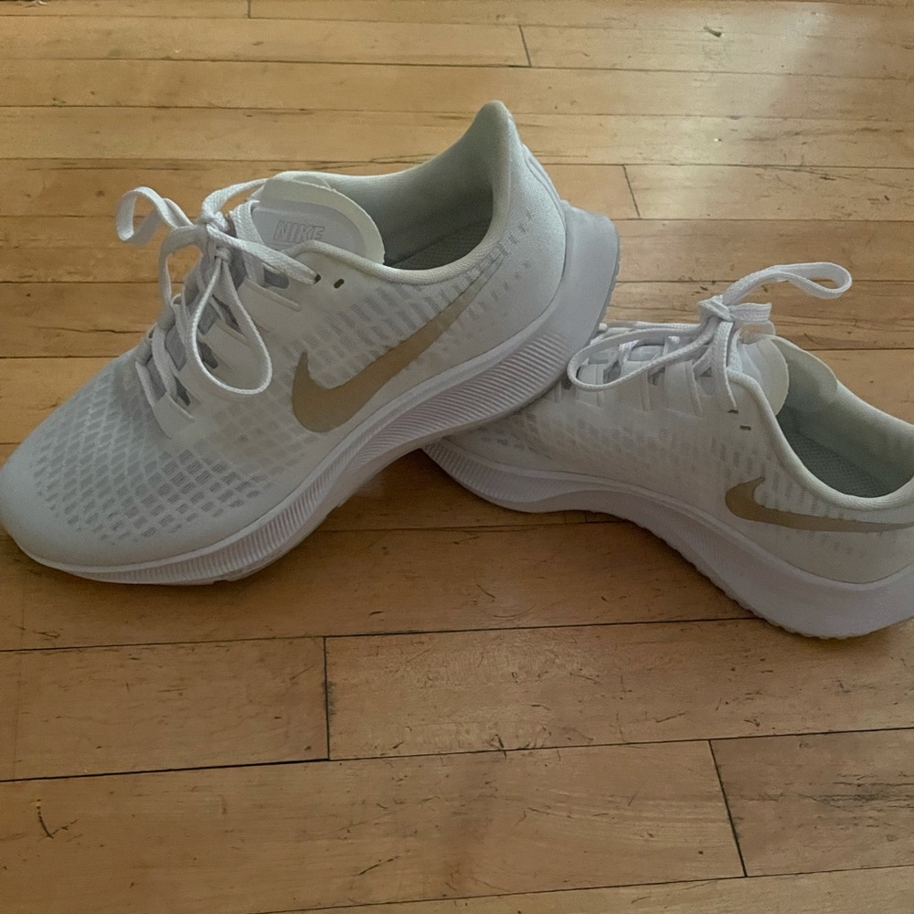 White Nike Pegasus sneakers
